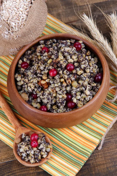 Assiette avec kutia - repas sucré traditionnel de Noël en Ukraine, Biélorussie et Pologne, sur fond de bois — Photo