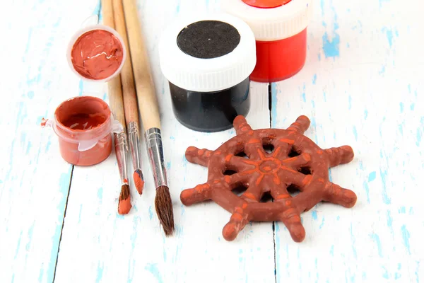 Rueda de cerámica hecha a mano y pinturas de color en mesa de madera —  Fotos de Stock