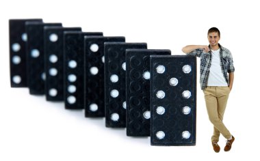 Domino üzerinde beyaz izole genç adamla
