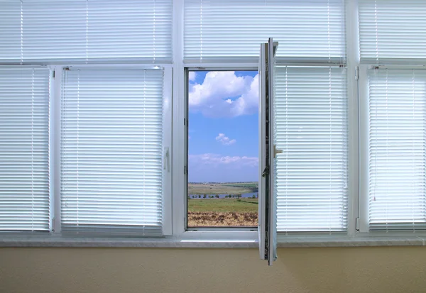 Vista do céu através de uma janela aberta no quarto — Fotografia de Stock