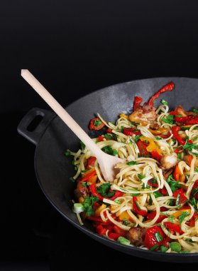 siyah üzerine izole wok sebze erişte