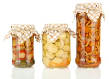 beyaz izole lezzetli Marine mantar cam kavanozlara