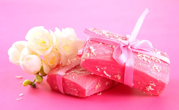 Savon naturel fait main, sur fond rose — Photo