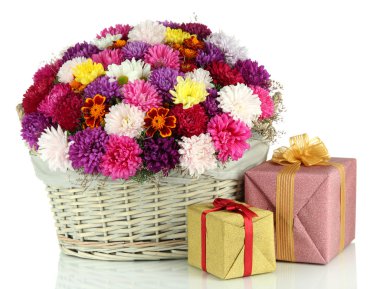 Krizantem üzerinde beyaz izole hasır sepet içinde güzel buket