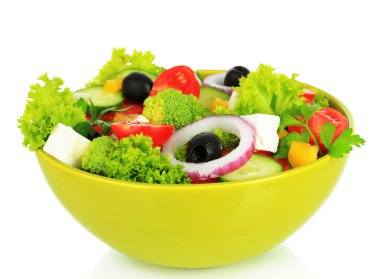 plaka üzerinde beyaz izole Yunan salatası