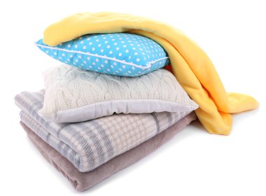 renkli yastıklar ve üzerinde beyaz izole İskoç şalılar