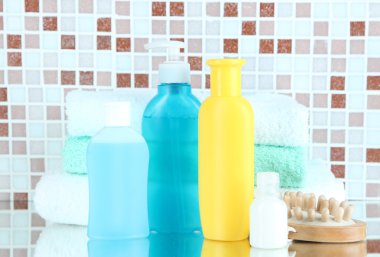 kozmetik ve mozaik karo zemin üzerine banyo aksesuarları