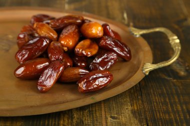 Ramazan gıda: tarihleri palmiye tepsisindeki kavramsal fotoğraf