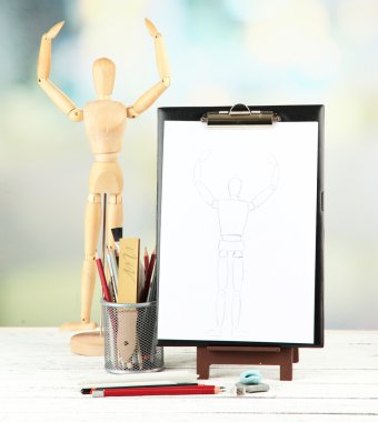 ahşap masa üzerinde profesyonel sanat malzemeleri ile kroki
