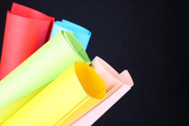 siyah arka plan üzerinde renkli sanat kağıt