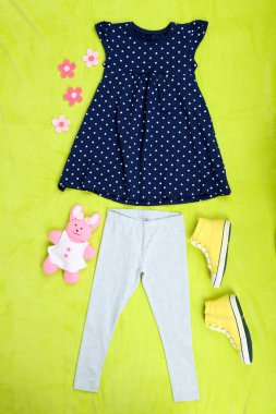 yeşil zemin üzerine küçük kız için güzel elbiseler