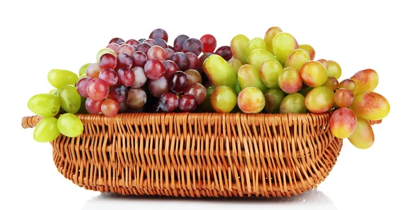 新鲜葡萄在柳条篮子里上白色, 隔离 — 图库照片