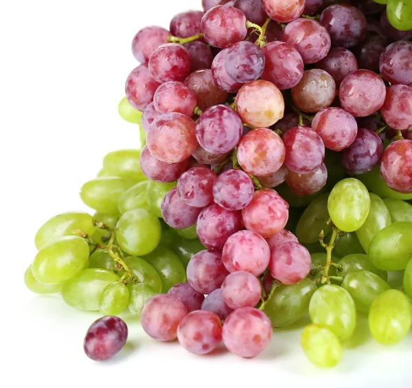 Uvas maduras verdes y moradas aisladas en blanco — Foto de Stock