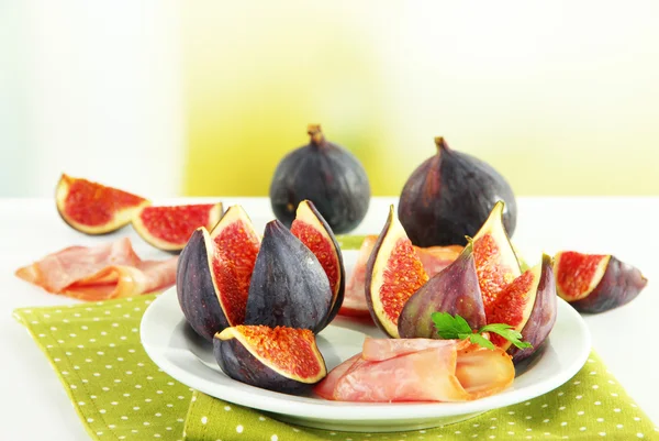 Beyaz ahşap masa üzerinde jambon ile lezzetli incir