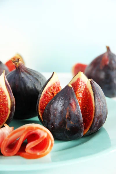 Tasty figs with ham on plate — Stok fotoğraf