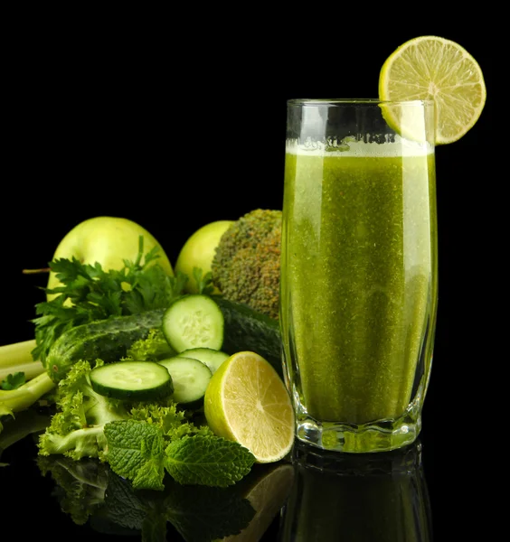 Groene groentesap en groenten op zwarte geïsoleerd glas — Stockfoto