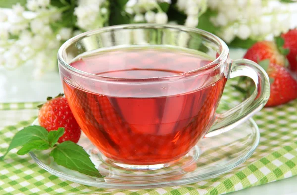 Läckra jordgubbar te på bordet närbild — Stockfoto