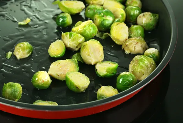 Choux de Bruxelles frais dans une casserole sur la surface de cuisson close-up — Photo