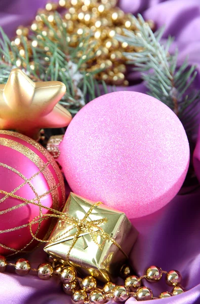 Schöne Weihnachtsdekoration auf lila Satintuch — Stockfoto