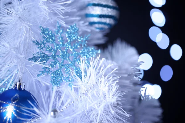 Weißer Weihnachtsbaum auf Bokeh-Hintergrund — Stockfoto