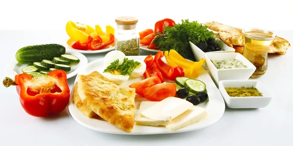 Desayuno turco tradicional aislado en blanco —  Fotos de Stock