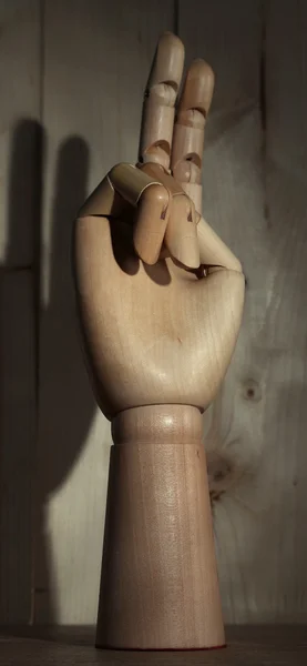 Ξύλινο χέρι σε ξύλινα φόντο — ストック写真