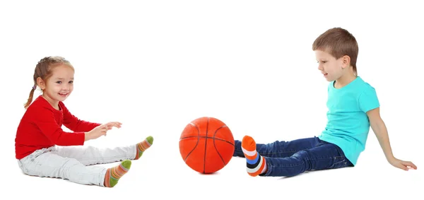 Niños pequeños jugando con pelota aislada en blanco — Foto de Stock