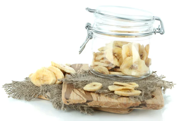 Frische und getrocknete Bananenscheiben im Glas, auf Schneidebrett, isoliert auf weiß — Stockfoto