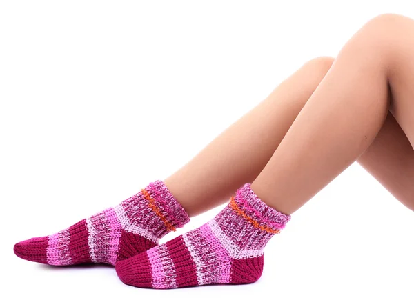 Frauenbeine in bunten Socken, isoliert auf weiß — Stockfoto