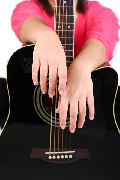 Chitarra acustica in mani femminili, isolata su bianco — Foto Stock