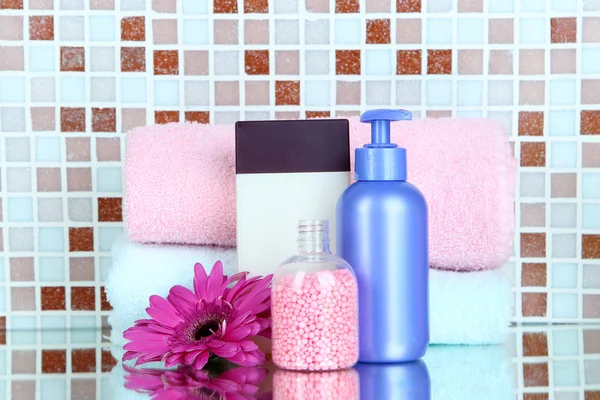 Cosmétiques et accessoires de bain sur fond de carreaux de mosaïque — Photo