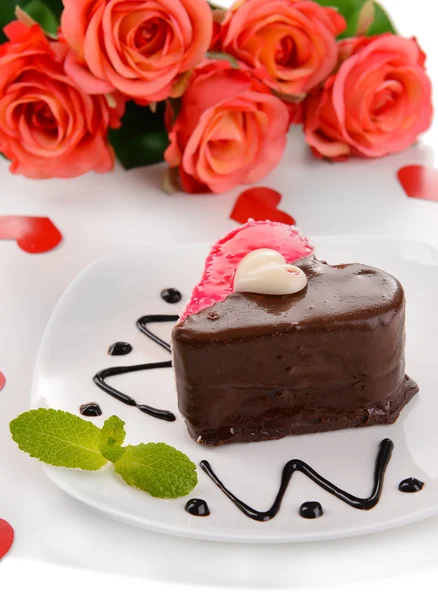 Sweet cake with chocolate on plate close-up — Stock Photo, Image