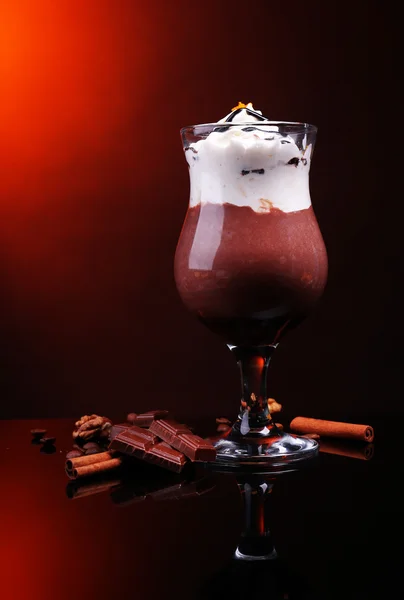 Leckeres Dessert mit Schokolade, Sahne und Orangensoße, auf dunklem Hintergrund — Stockfoto