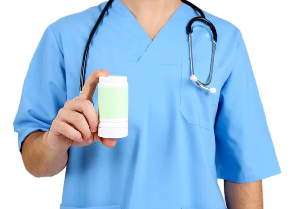 Jeune homme médecin avec des pilules, isolé sur blanc — Photo