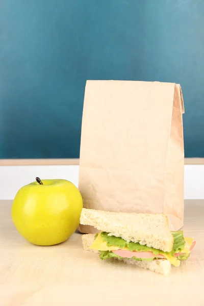 Petit déjeuner scolaire sur bureau sur fond de bord — Photo