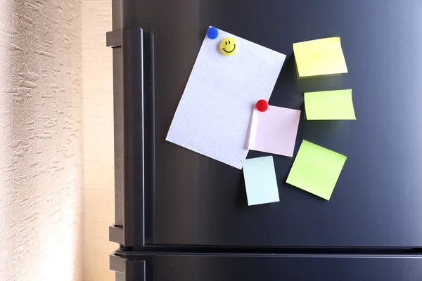 Hojas de papel vacías en la puerta del refrigerador — Foto de Stock