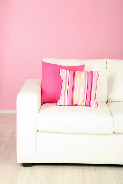 Vit soffa närbild i rum på rosa bakgrund — Stockfoto