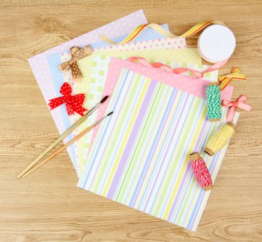 Kağıt scrapbooking ve ahşap masa üstünde alet
