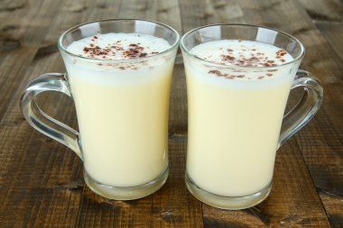 bardak eggnog ahşap zemin üzerinde