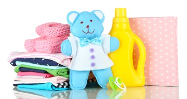 yumuşatıcı kurutucu ve yıkama tozu ile çocuk giyimi üzerine beyaz izole