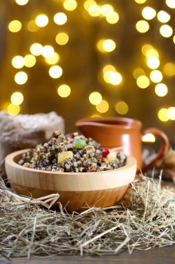 Kutia ile kase - Ukrayna, Belarus ve Polonya 'da geleneksel Noel tatlı yemeği, ahşap masada, parlak arka planda