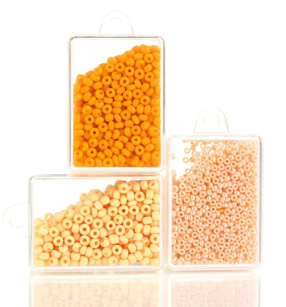 Bunte Perlen stapeln sich in Schachteln isoliert auf weiß — Stockfoto