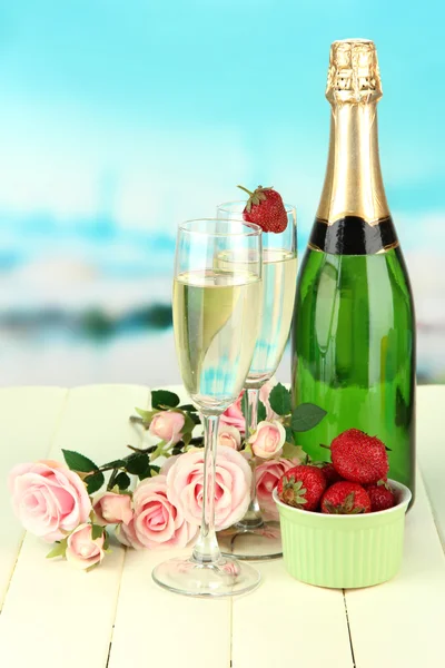 Romantische Stilleven met champagne, aardbei en roze rozen, op lichte achtergrond — Stockfoto