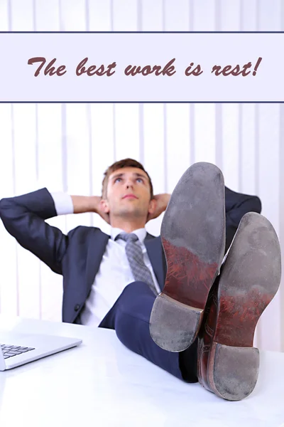 Empresario descansando en su oficina con sus zapatos en la mesa —  Fotos de Stock