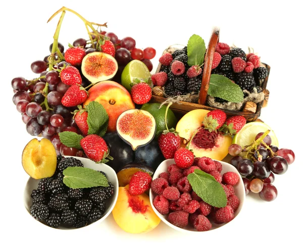 Sortimento de frutas e bagas suculentas, isoladas em branco — Fotografia de Stock