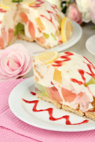 Вкусный желейный торт на столе крупным планом — стоковое фото