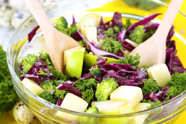 Свежий овощной салат в миске крупным планом изолирован на белом — стоковое фото