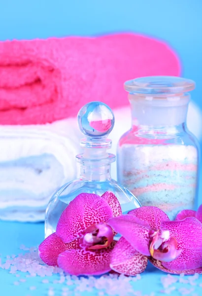 Beautiful spa setting with orchid on blue background — Stock Photo, Image