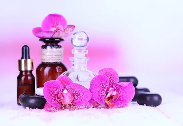 Красивая обстановка спа с орхидеей на белом деревянном столе на ярком фоне — стоковое фото