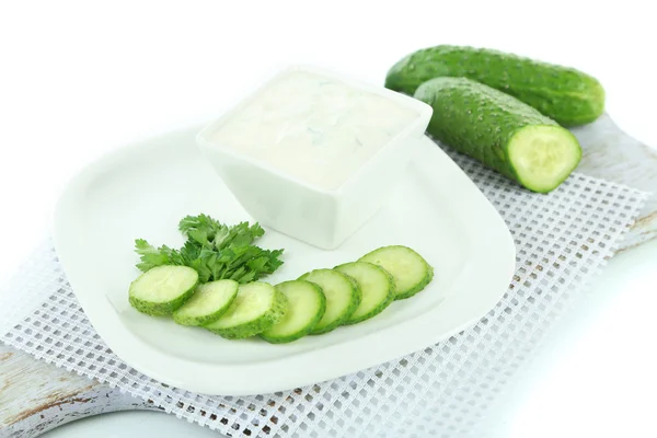 Iogurte pepino em tigela, em branco, isolado em branco — Fotografia de Stock